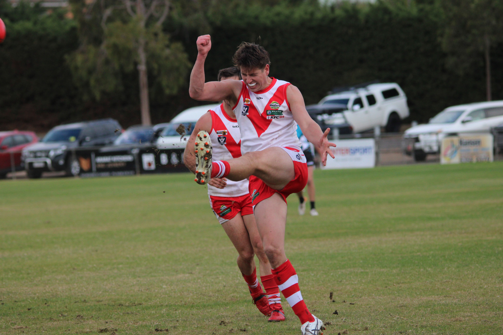 Rats’ ruckman Cody Lindsay kicks the ball inside 50. PHOTO: CHRIS GRAETZ