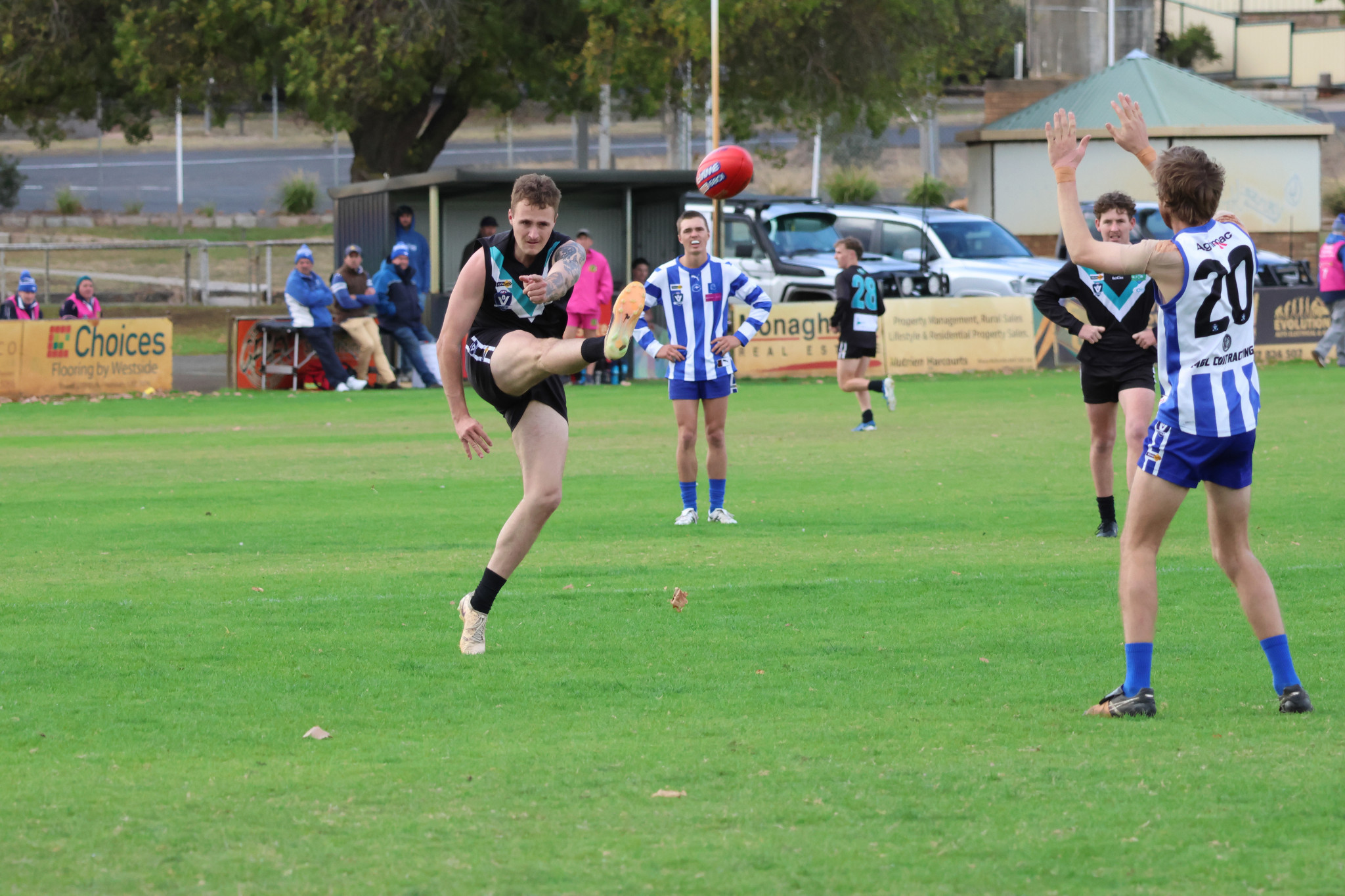 Swifts’ Jordon Motton kicks for goal. PHOTO: TRISH RALPH