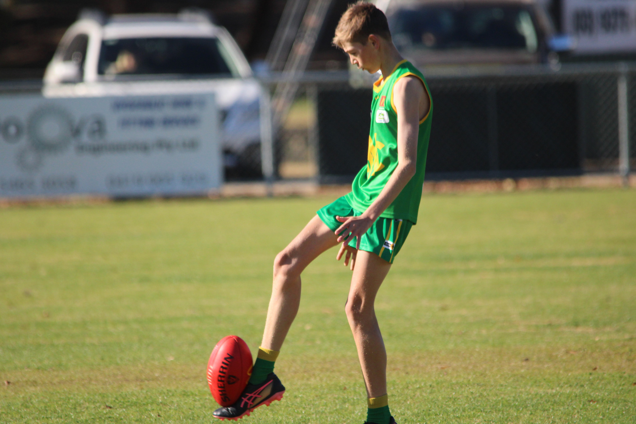 Grasshoppers’ Ryder Sullivan kicks inside fifty. PHOTO: CHRIS GRAETZ