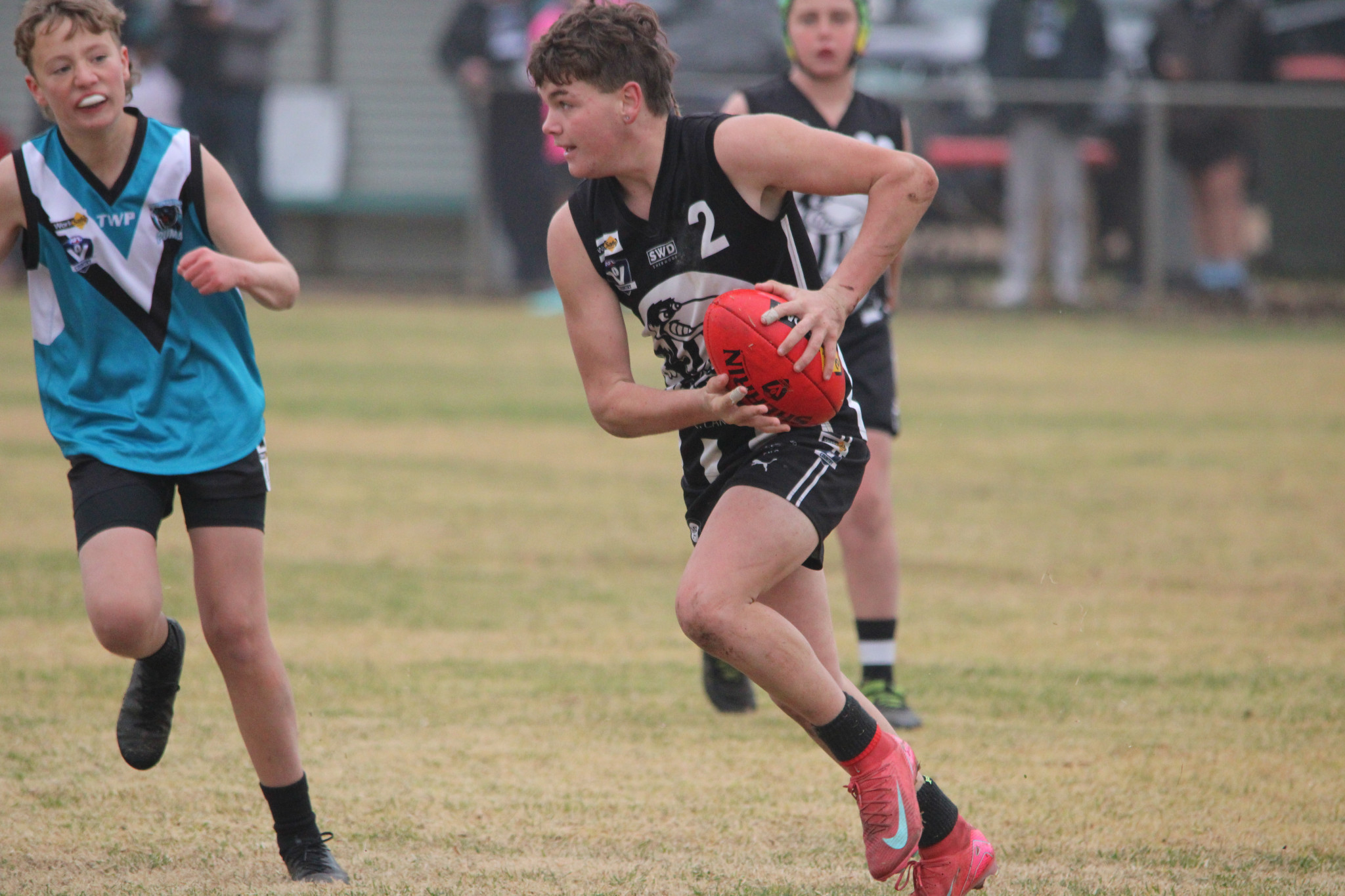 Alexander Lowan (Magpies) runs with the ball from halfback. PHOTO: CHRIS GRAETZ