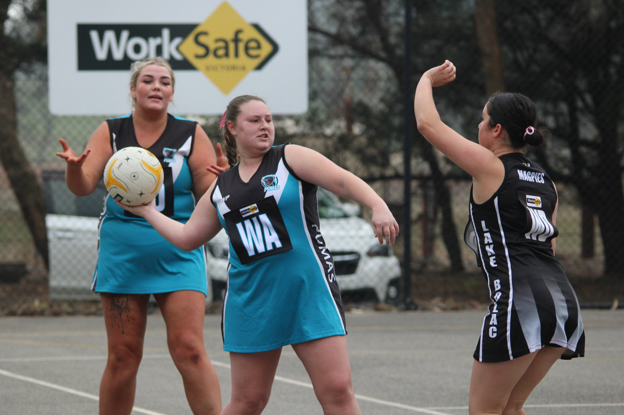 Jasmine Thompson (Pumas) throws the ball long down the court. PHOTO: CHRIS GRAETZ