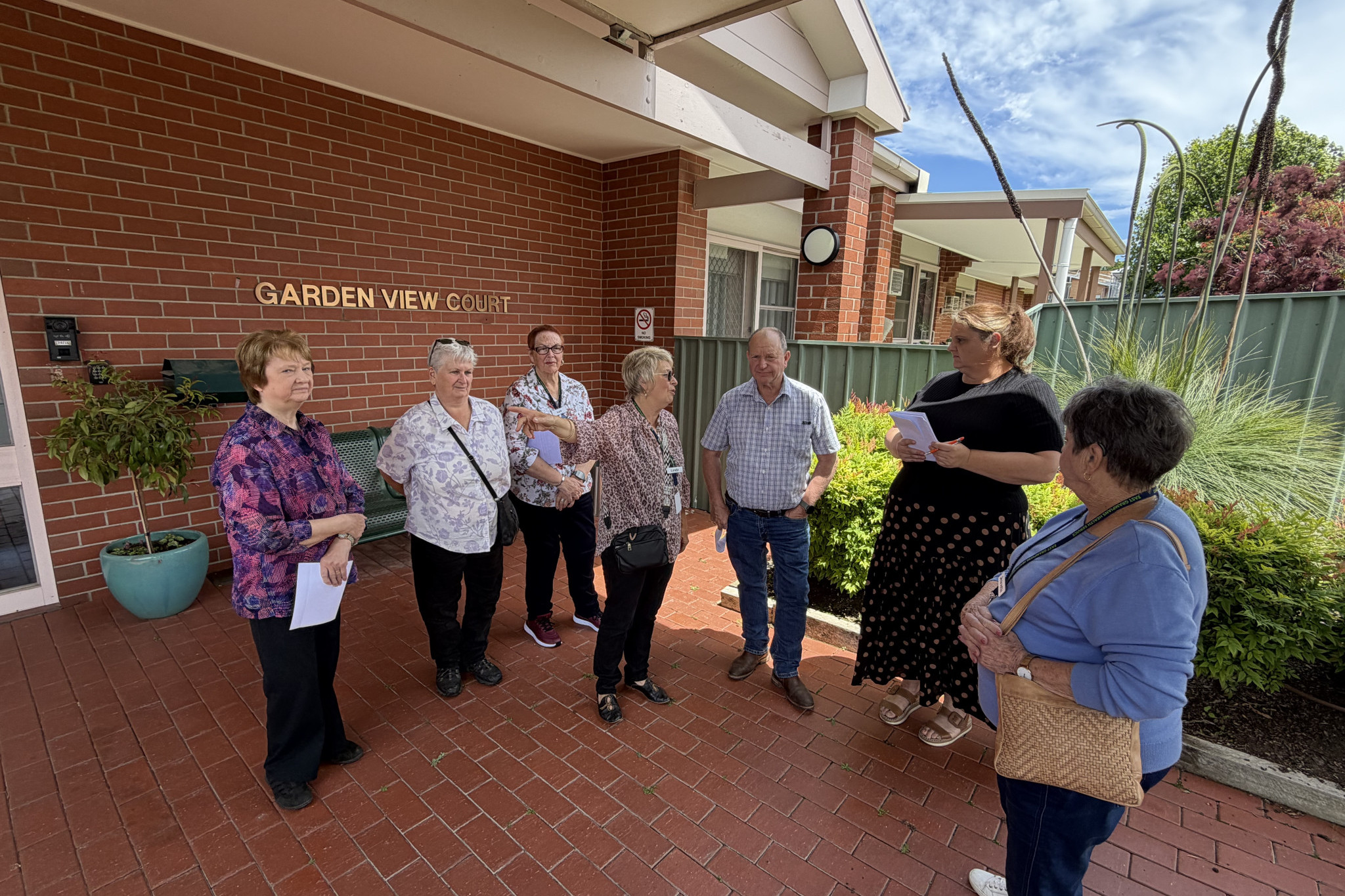 Mayor Bob Sanders discussed the lack of parking around Garden View Court with volunteers on Wednesday. Photo by Craig Wilson.