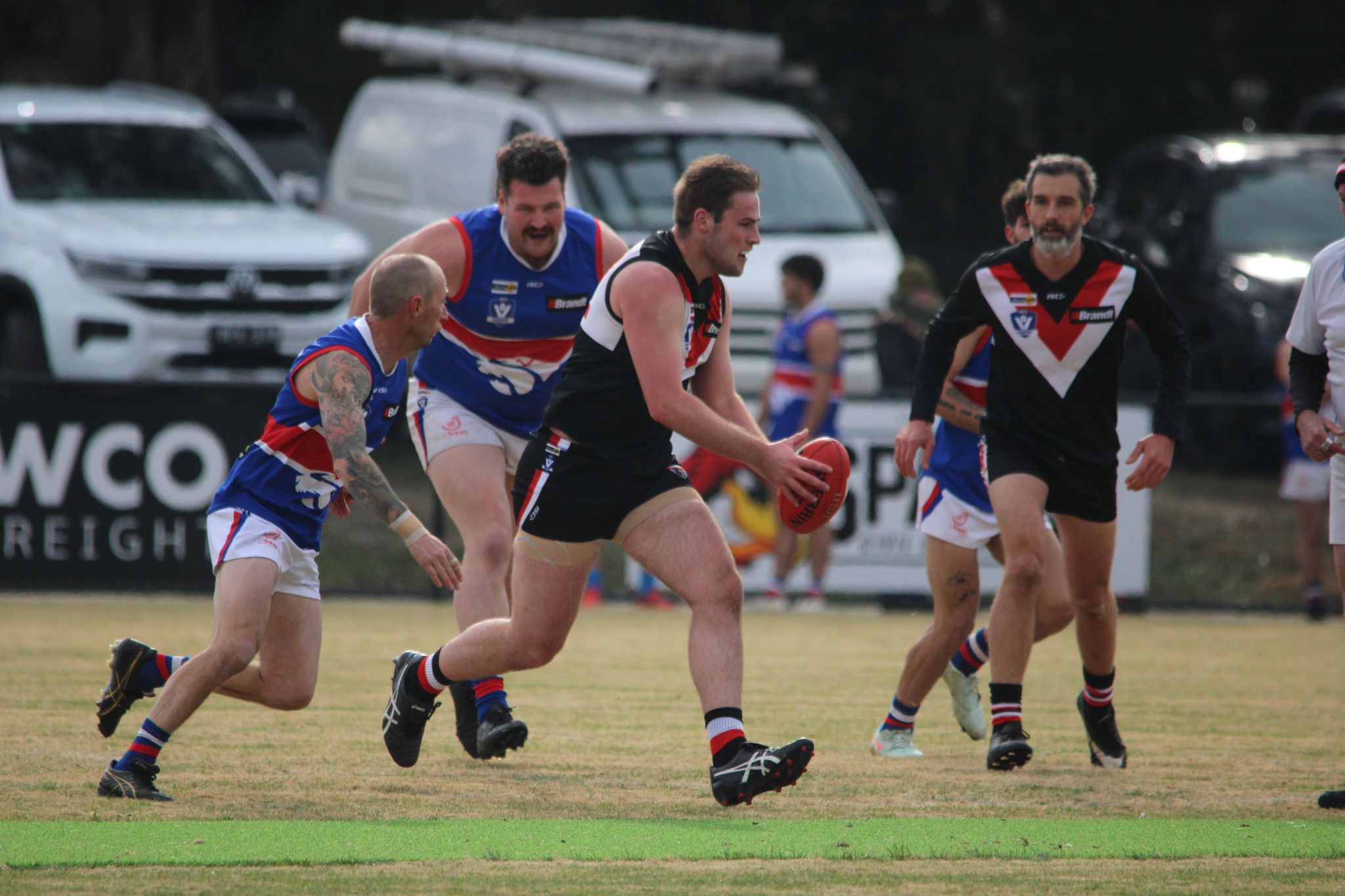 Jacob Cowan (Carngham Linton Saints) drives forward from the ruck looking for options. PHOTO: CHRIS GRAETZ
