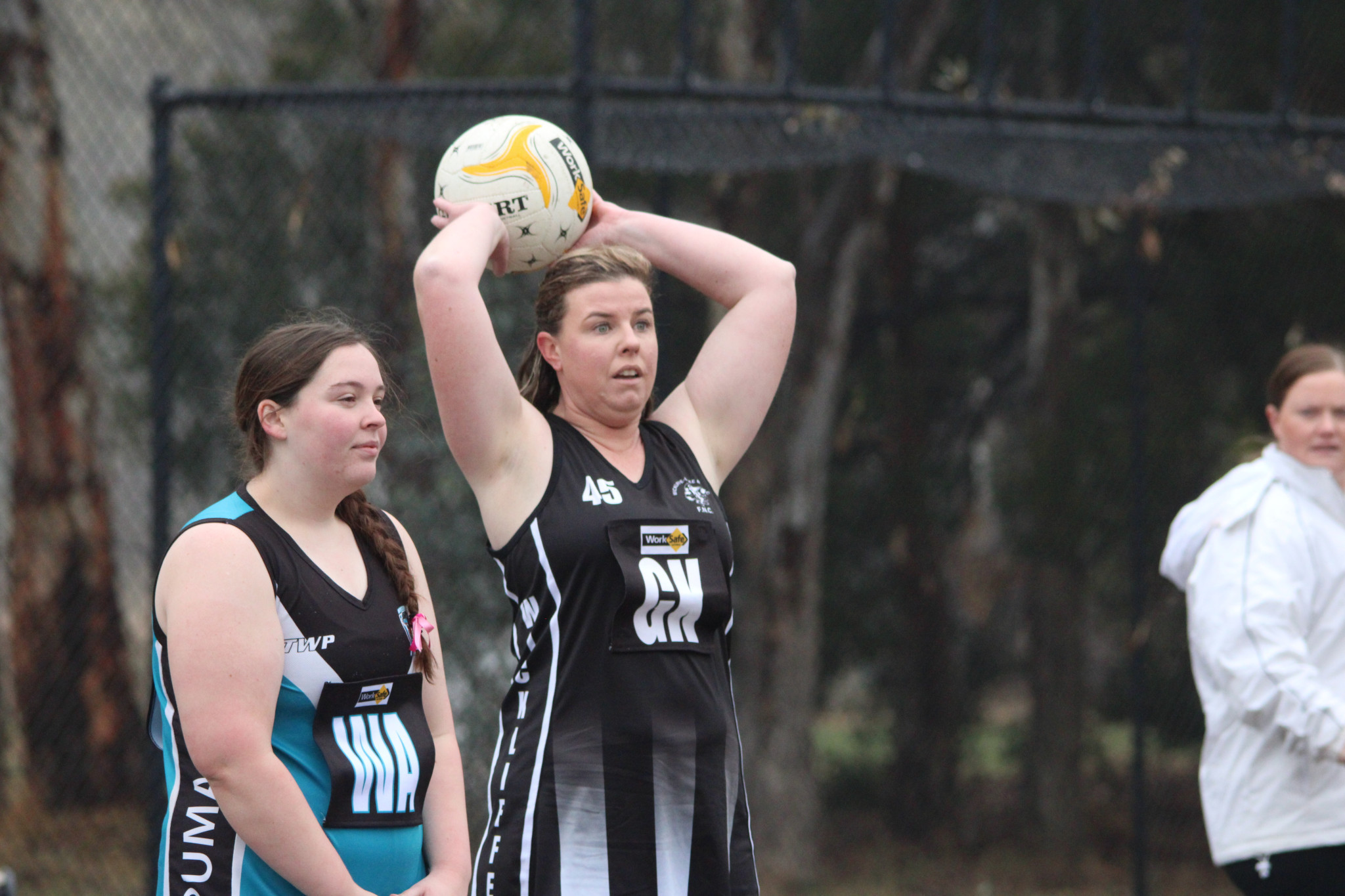 Sarah McLean (Magpies) created some drive from defence. PHOTO: CHRIS GRAETZ