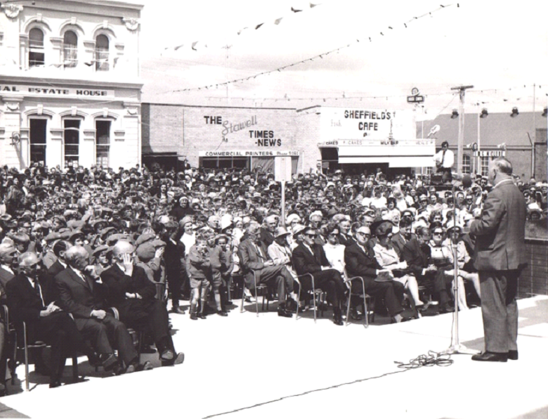 A strong crowd gathered in the Stawell with the local newspaper featuring prominently in the background. Picture supplied